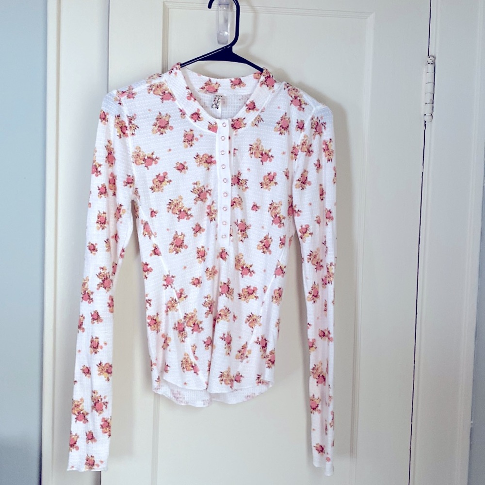 Free people Waffle top. With snap fronts.